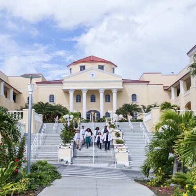 The American University of the Caribbean (AUC) School of Medicine, located in the United Kingdom, provides medical education that is aligned with U.S. standards and practices.