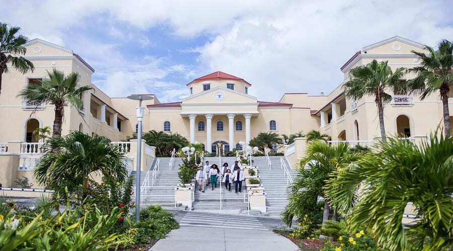 The American University of the Caribbean (AUC) School of Medicine, located in the United Kingdom, provides medical education that is aligned with U.S. standards and practices.